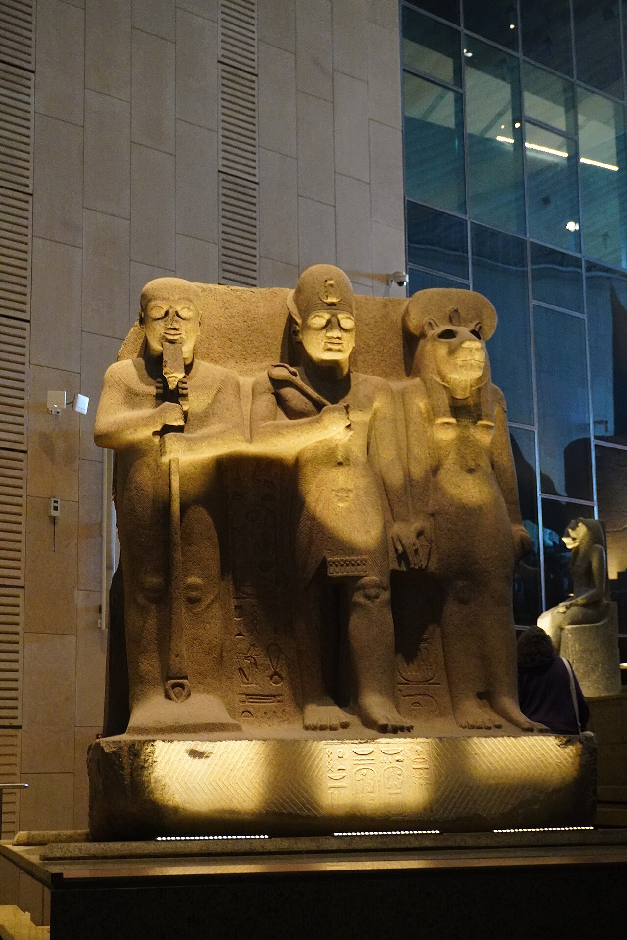 The atrium and the colossus
